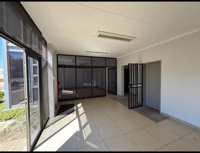 519M² WAREHOUSE TO LET IN STIKLAND INDUSTRIAL